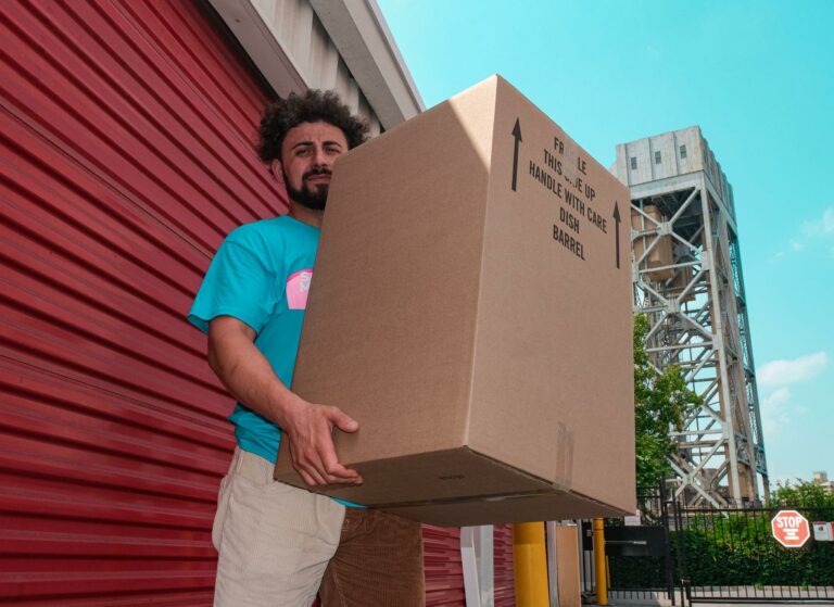 New York Mover holding box